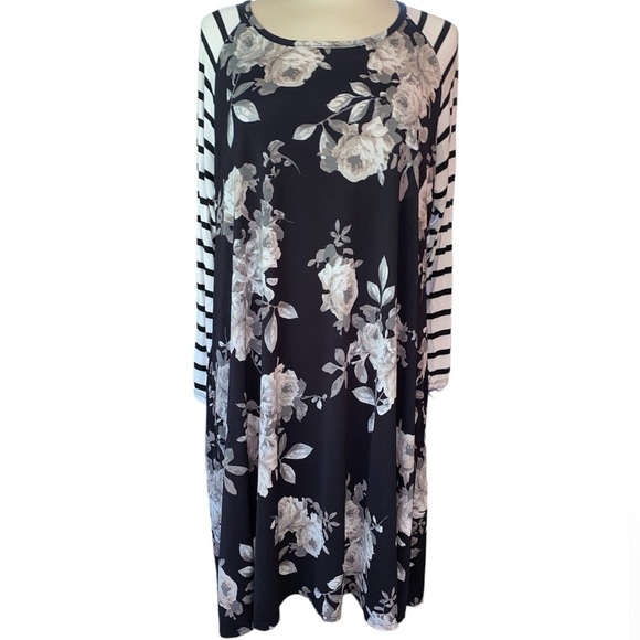Jules & James Dresses & Skirts - Jules & James dress below knee flowy long sleeves pockets florals/stripe Sz L
